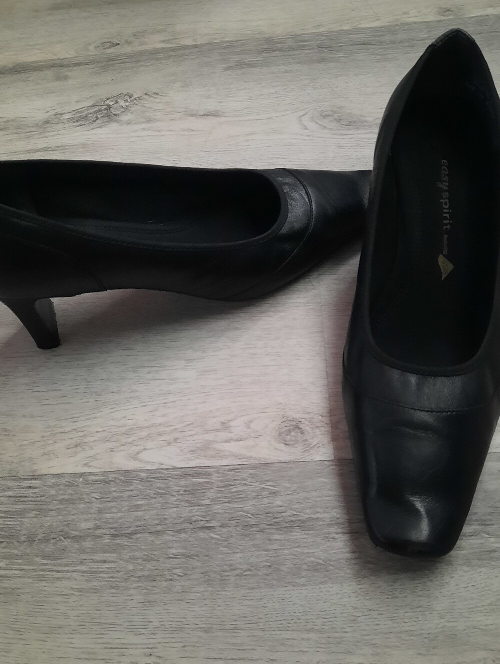 Easy Spirit Black Leather Mid-Heel Pumps